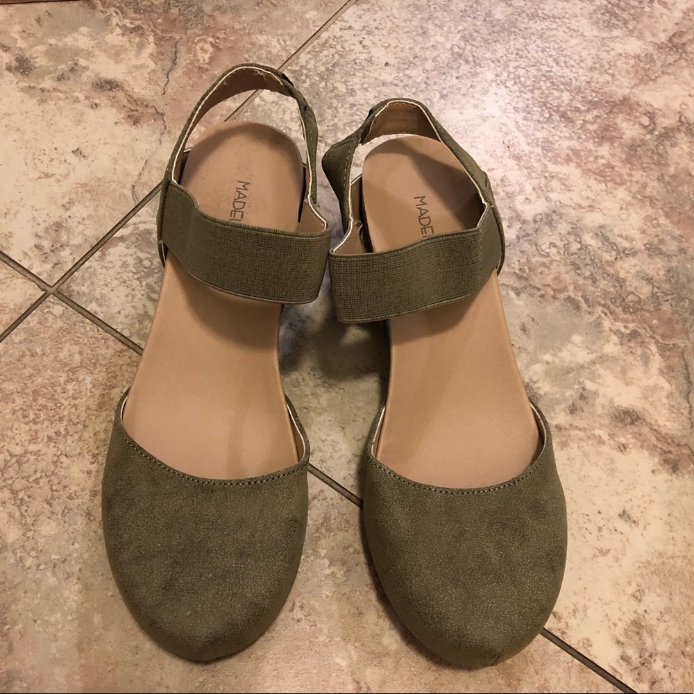 Small Wedge closed toe shoes size 7.5